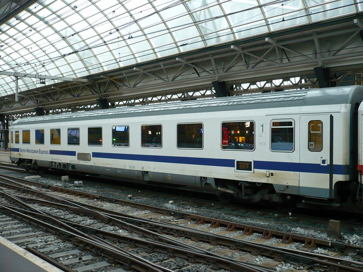 DB 1. Klasse Intercitywagen Avmz 108.5 mit Nummer 61 80 19-91 723-5 und Aufschrift  Berlin-Warszawa-Express  in IC 145 nach Berlin. Gleis 10b Amsterdam CS 17-12-2014.

DB 1e klasse intercityrijtuig Avmz 108.5 met nummer 61 80 19-91 723-5 en opschrift  Berlin-Warszawa-Express  in trein IC 145 naar Berlijn op spoor 10b Amsterdam CS 17-12-2014.