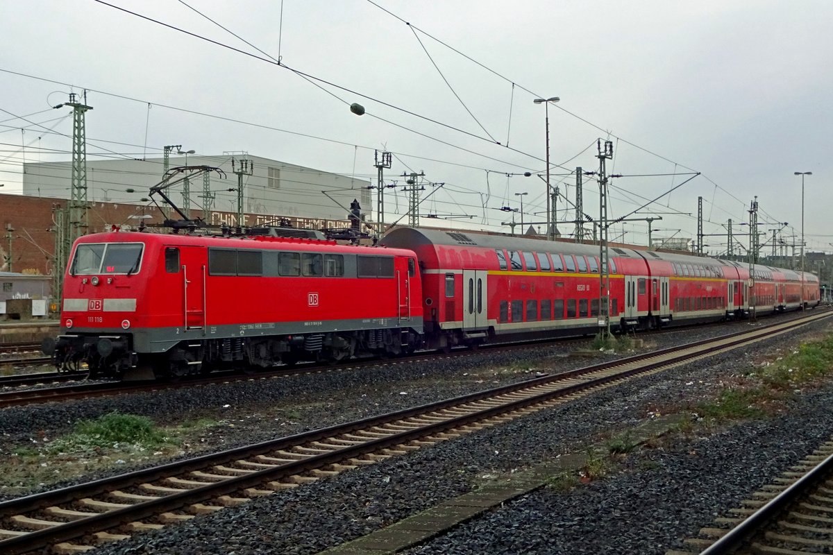 DB 111 118 verlässt mit RE-3 nach Aachen am 28 Dezember 2019 Düsseldorf Hbf.