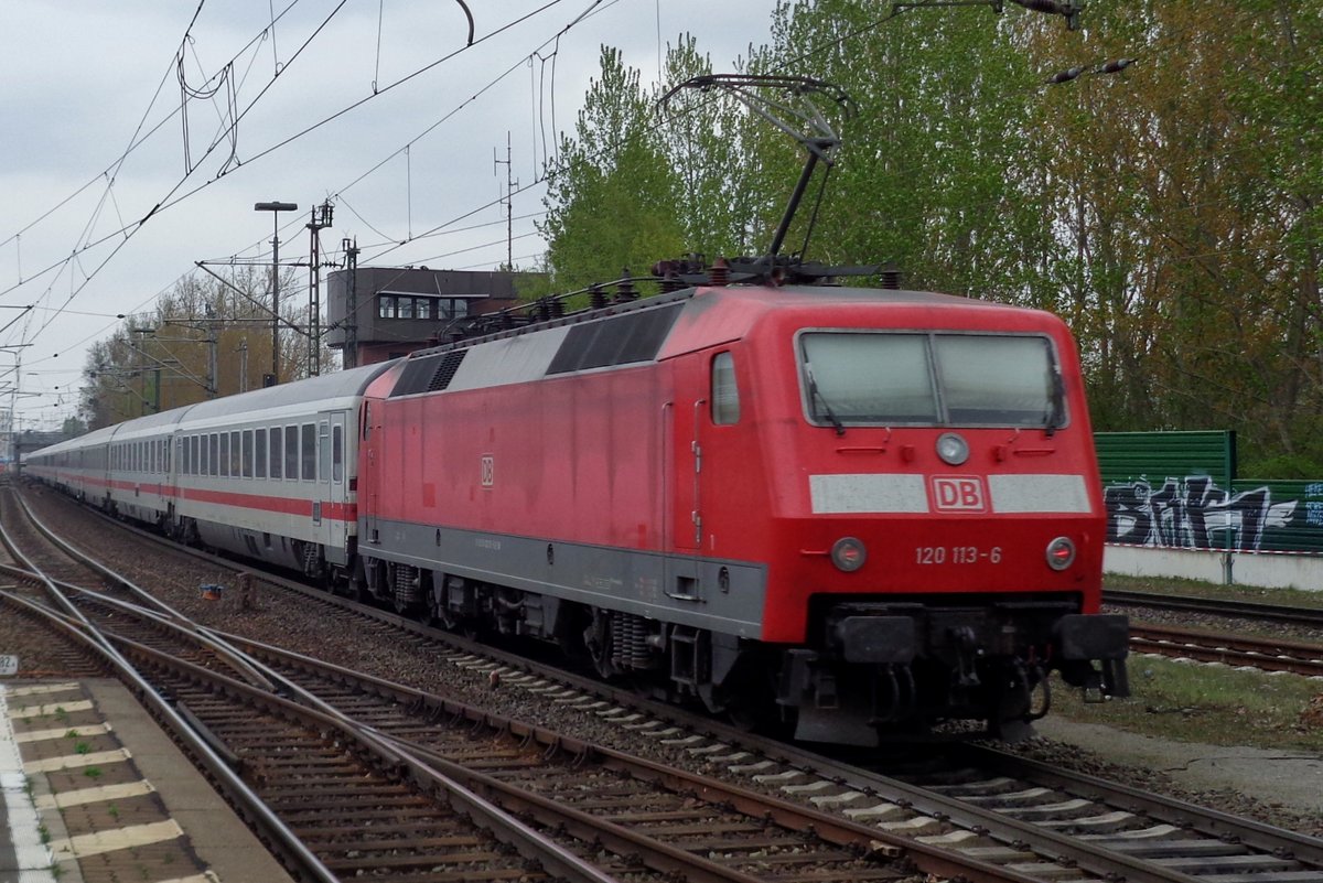 DB 120 113 schiebt einer IC aus Braunschweig am 21 September 2016.