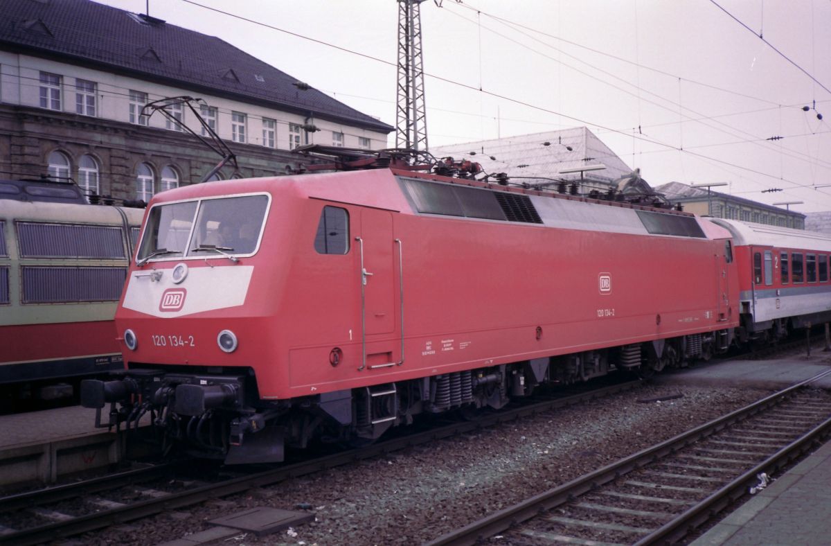 DB 120 134-2 in N�rnberg Hbf Februar 1989. Scan und Bild: Hans van der Sluis.


DB 120 134-2 in Neurenberg Hbf februari 1989. Scan en foto: Hans van der Sluis.