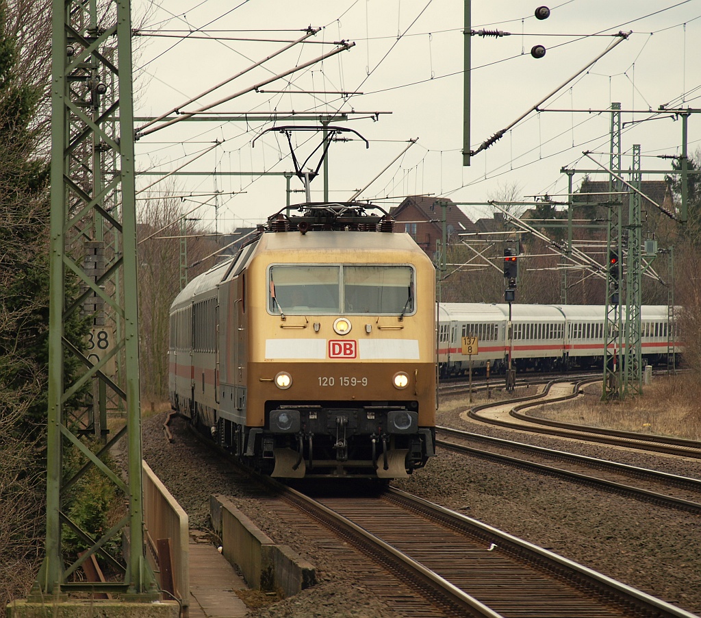 DB 120 159-9 zog am 25.03.2011 den Lr 78092 von HH-Eidelstedt nach Flensburg durch Schleswig. Später in Flensburg entstehen daraus der IC nach Berlin sowie der nach Köln. 