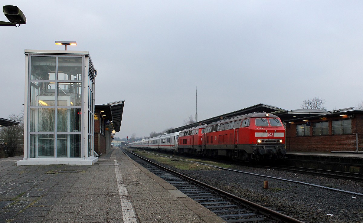 DB 1218 380 und 369 mit dem IC 2310  Nordfriesland  nach Westerland aufgenommen bei der Einfahrt in Husum. 29.01.2017