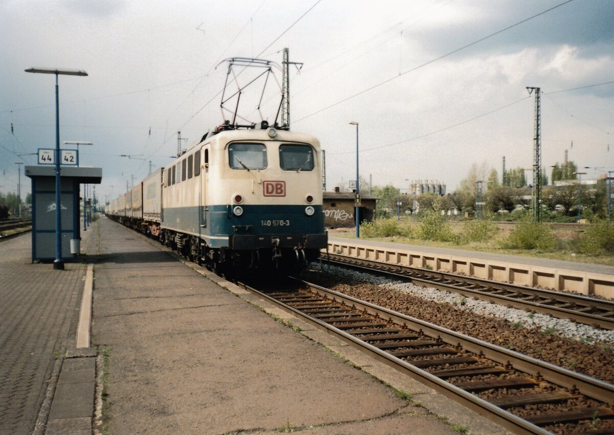 DB 140 570 durchfahrt Troisdorf am 2 März 1999.