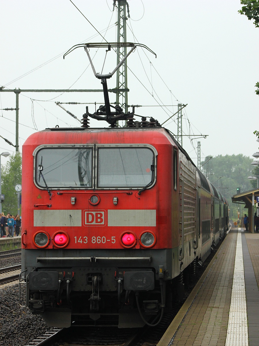 DB 143 860-5 (REV/BCS/04.04.17, Regio Südost Halle/Saale) mit einem RE 7 nach Flensburg hier abfahrbereit in Schleswig. 23.06.2017