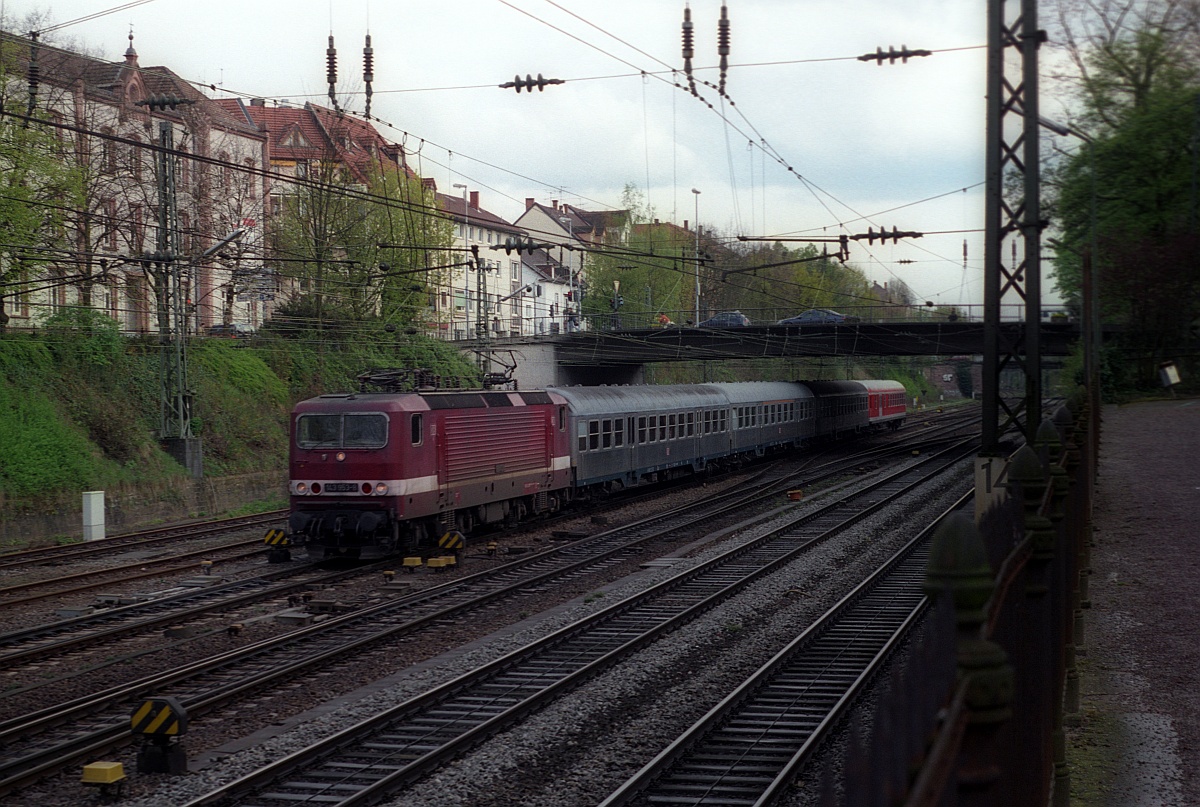 DB 143 953 Einfahrt Offenburg 19.04.2001 (Berb: M.Steiner (C) D.Schikorr)