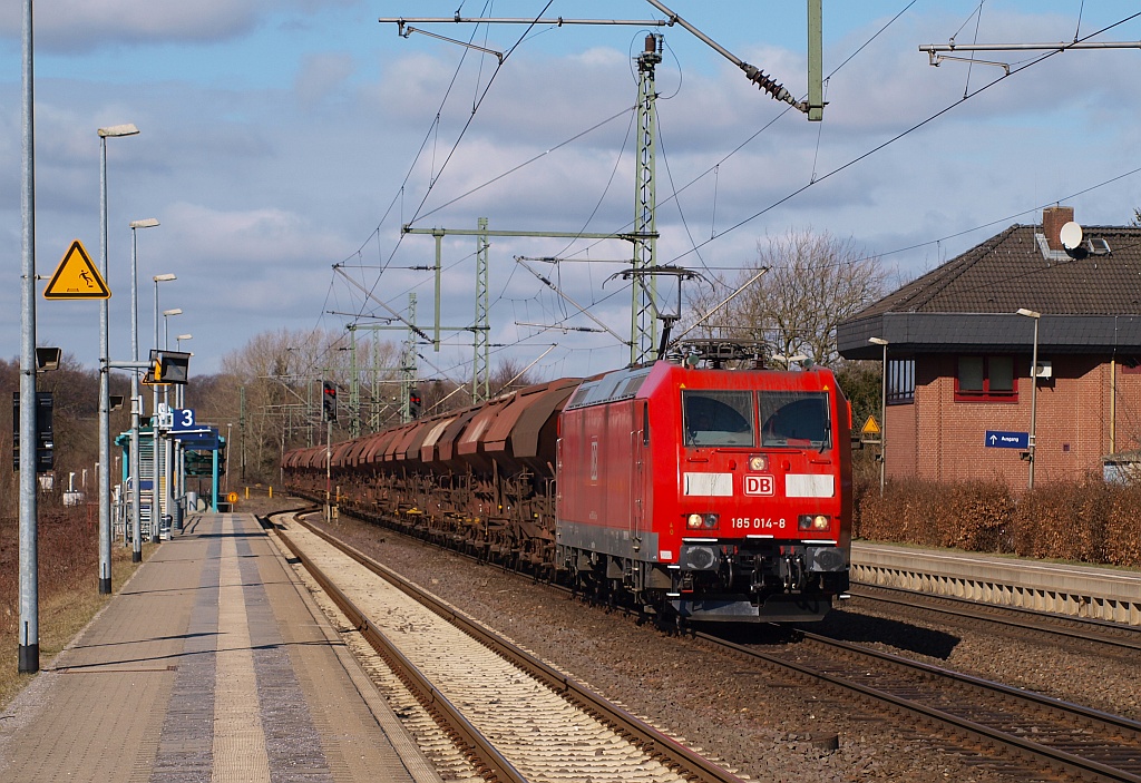 DB 185 014-8 fährt hier mit einem Tds-Ganzzug durch Schleswig. 19.03.11