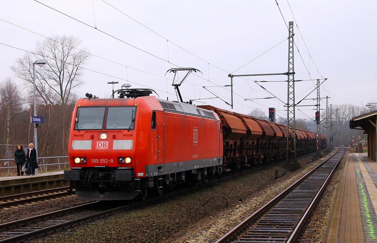 DB 185 052-8 mit dem 62461/471 aus Flensburg auf dem Weg nach Hamburg. Schleswig 18.01.2014