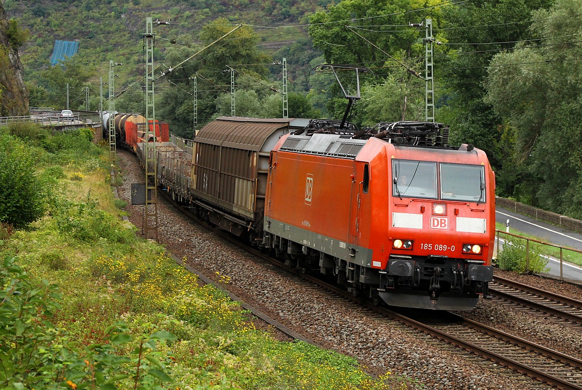 DB 185 089-0 fährt hier mit einem Güterzug am Rhein entlang und passiert gleich Bacharach. 14.09.2013