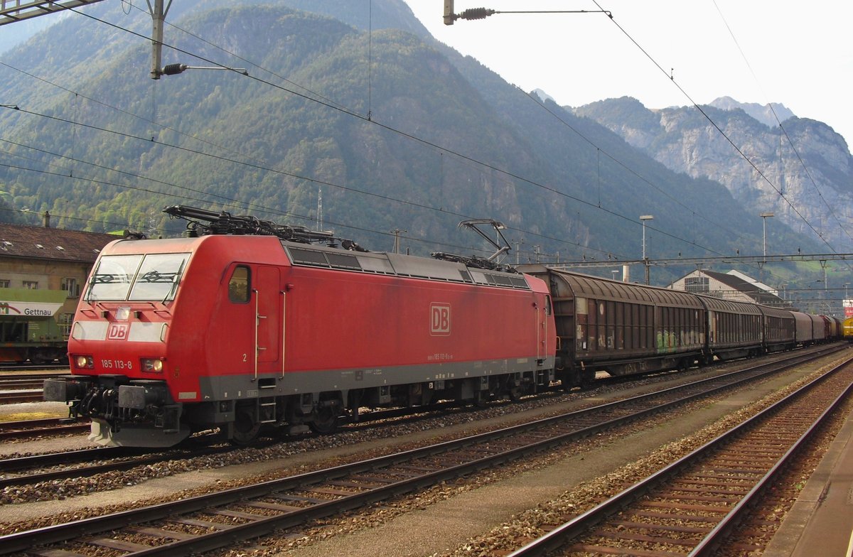 DB 185 113 sonnt noch etwas in Erstfeld am 23 September 2010 und bekommt eine Schiebelok bevor es weiter geht auf die Gotthard-Nordrampe nach Göschenen, wo die Schiebelok wieder abgekuppeld wird.