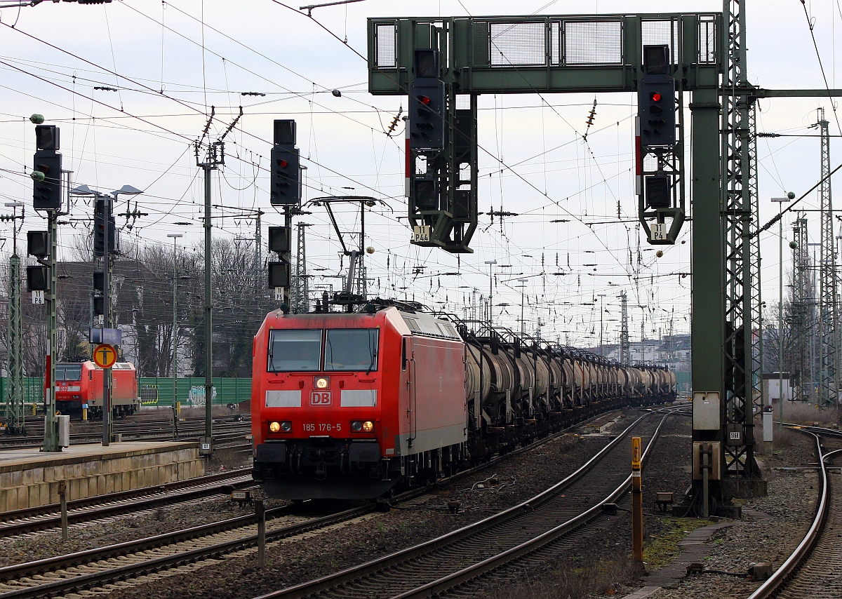 DB 185 176-5 mit dem Schwefelzug(44/2448 Schwefel geschmolzen)festgehalten bei der Durchfahrt im Bremer Hauptbahnhof. 07.03.2015 (04700)