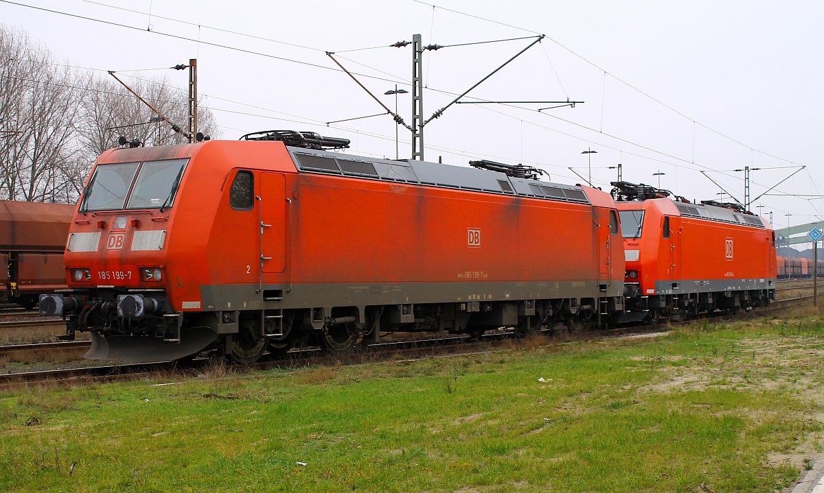 DB 185 199-7(REV/LMR 9/30.11.12, mit leichtem Brand oder Stromschaden am Dach...) und 185 143-5(REV/LMR 9/27.05.11) stehen abgestellt am Hansa-Port und warten auf ihren Einsatz. HH-Waltershof 29.11.2014