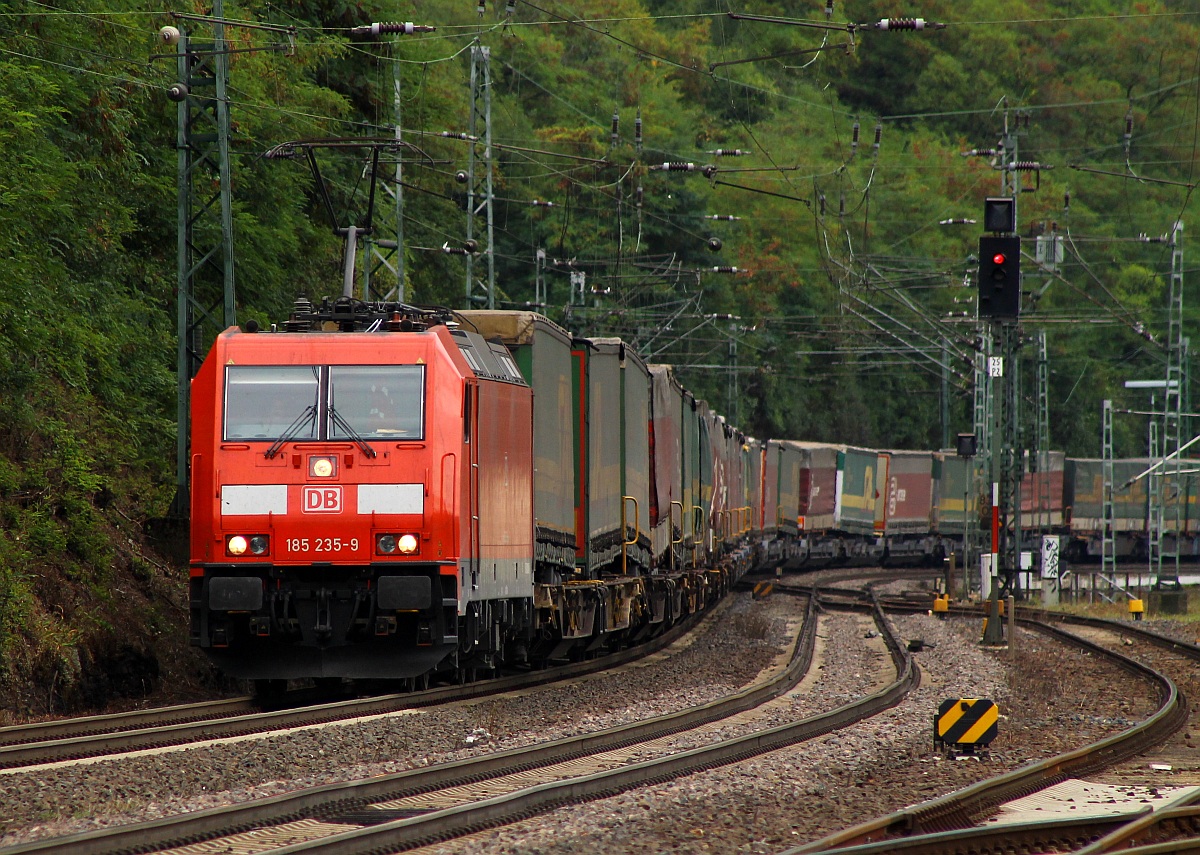 DB 185 235-9 rauscht hier mit einem langen KLV Zug durch Kaub am Rhein. 13.09.2013