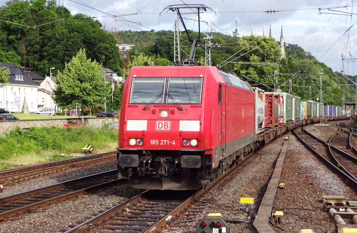 DB 185 271 schleppt ein Containerzug durch remagen am 8 Juni 2019. 