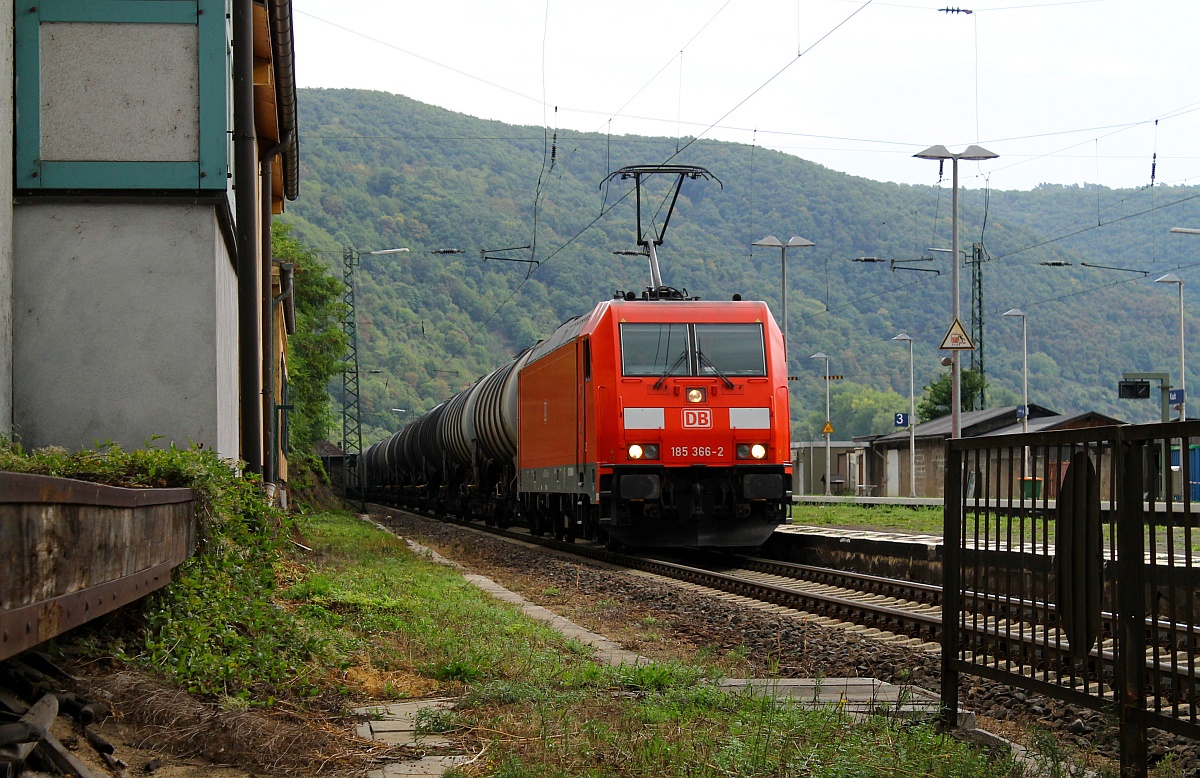 DB 185 366-2 mit einem Öler am Haken durchfährt hier den Bhf Kaub(Aufnahmestandort Abstellplatz für Mofas/Roller). Kaub 12.09.2013