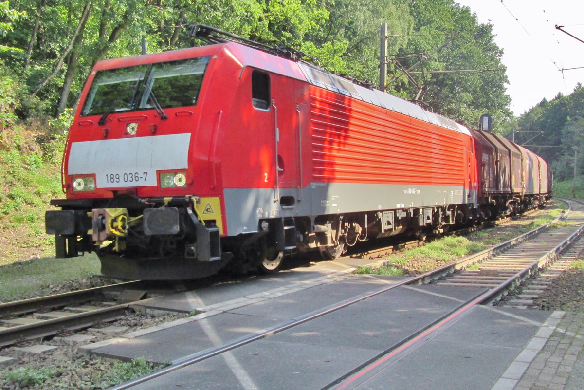 DB 189 036 zieht ein Stahlzug über die Deutsch/Niederländische Grenze bei Venlo Bovemste Molen am 29 Augustus 2015.