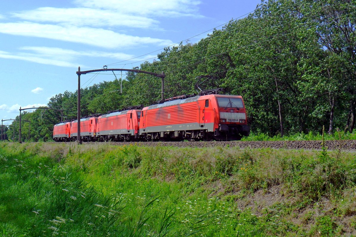 DB 189 069 quasi-schiebt ein Lokzug durch Tilburg Oude warande am 30 Juli 2019. 