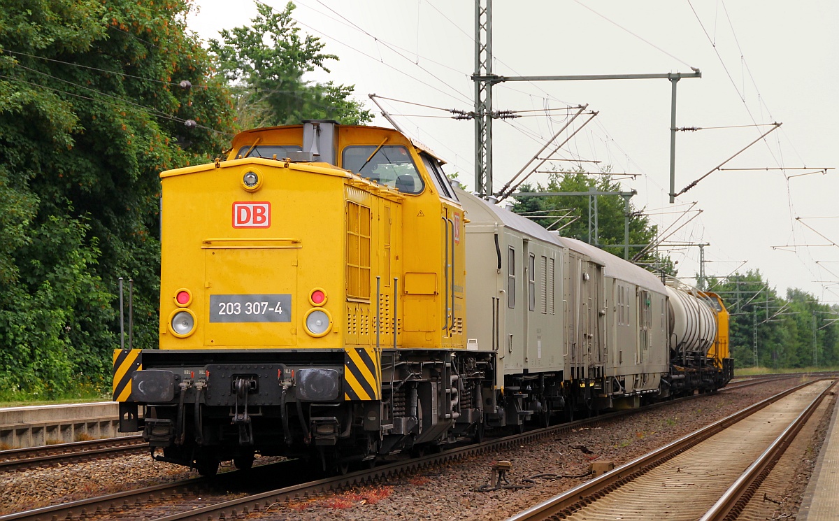 DB 203 307-4 und 203 313-2 mit dem Spritzzug aus Flensburg als Bauz 24994 kurz vor dem Halt in Schleswig(Grund war die Überholung des SH Express nach Hamburg)(Bild 2). 16.06.2014