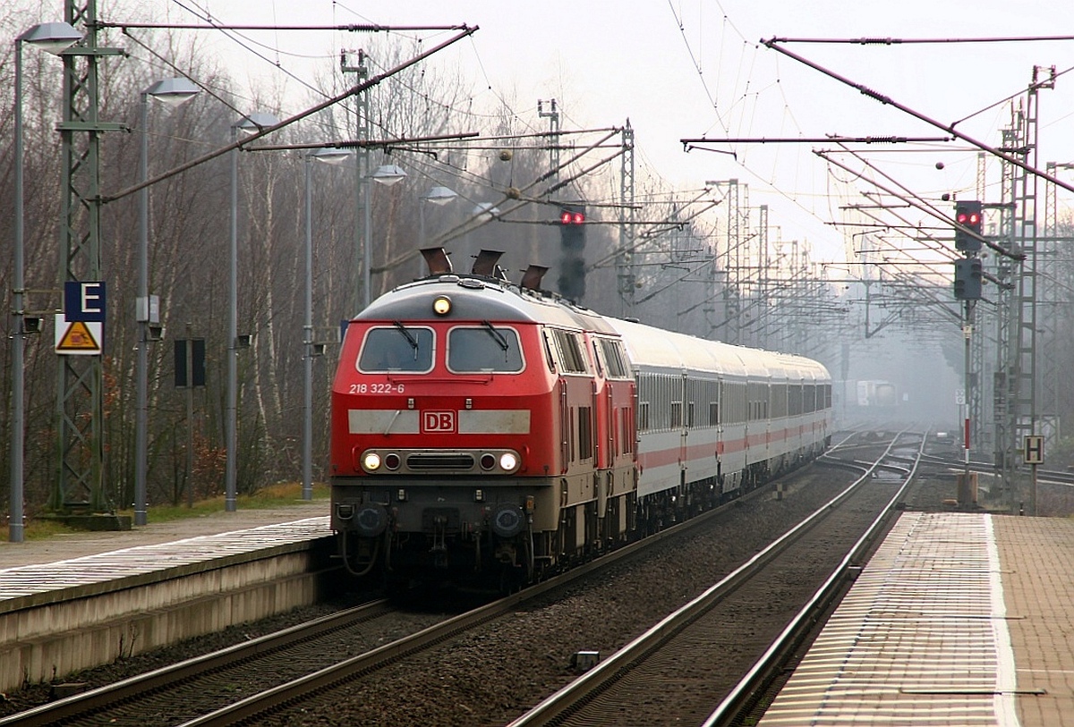 DB 216 322 und 345 dieseln hier lautstark mit einem IC durch Elmshorn und  biegen  gleich Richtung Itzehoe ab. 31.12.2011(üaVinG)