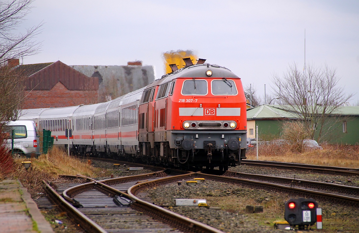 DB 218 307-7 und 376-2 verlassen hier mit dem üblichen Getöse Husum mit dem IC 2074  Uthlande  Richtung Westerland. Husum-Nord 08.02.2014