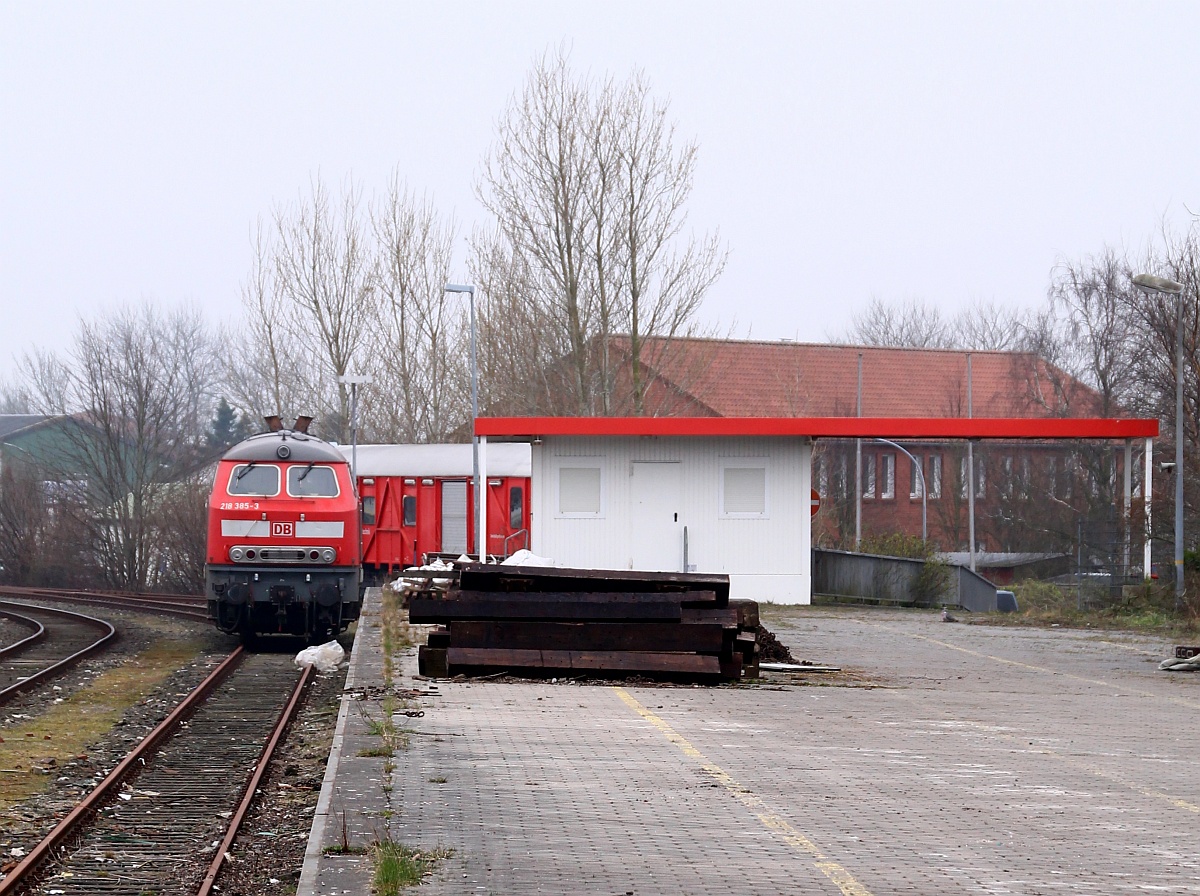 DB 218 385-3 abgestellt an der alten Laderampe im/am Bhf Niebüll, dahinter steht der Notfalltechnik Hilfswagen EHG 388/60 80 99-11 070-2. Niebüll 29.03.2014