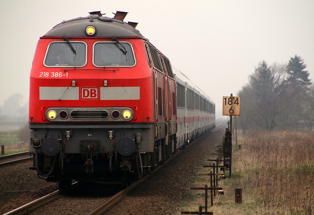 DB 218 386-1 und 372-1 mit dem IC 2311 nach Stuttgart wegen Bauarbeiten in Stedesand im Gegengleis mit +15 unterwegs...hier bei der Einfahrt in Langenhorn. 29.03.2014