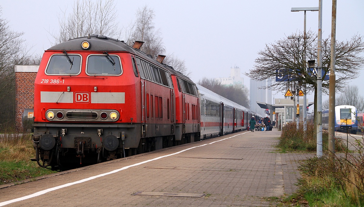 DB 218 386-1(Unt/HBX/21.11.08) und 218 372-1(Unt/HBX/06.02.08, Verl/ANB/24.02.15)warten mit dem IC 2311  Nordfriesland  nach Stuttgart im Bahnhof Husum auf die Weiterfahrt. Husum 02.04.2014