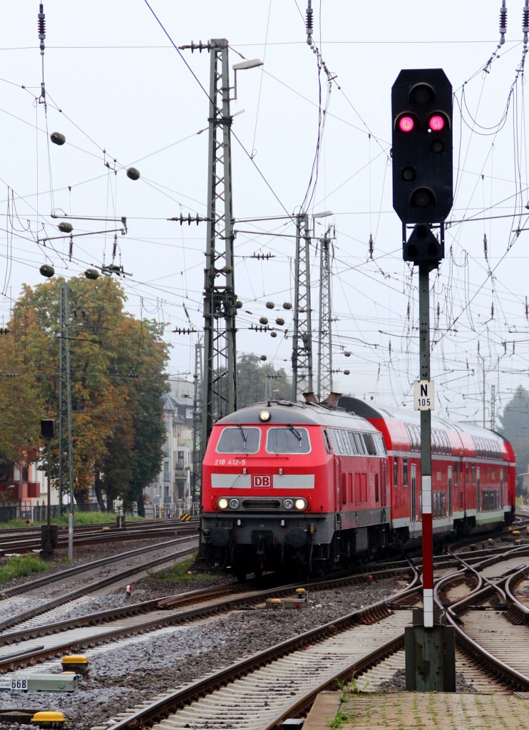 DB 218 412-5(DB Regio AG Trier) stellt hier den RE nach Wissembourg bereit. Koblenz Hbf 30.09.2012