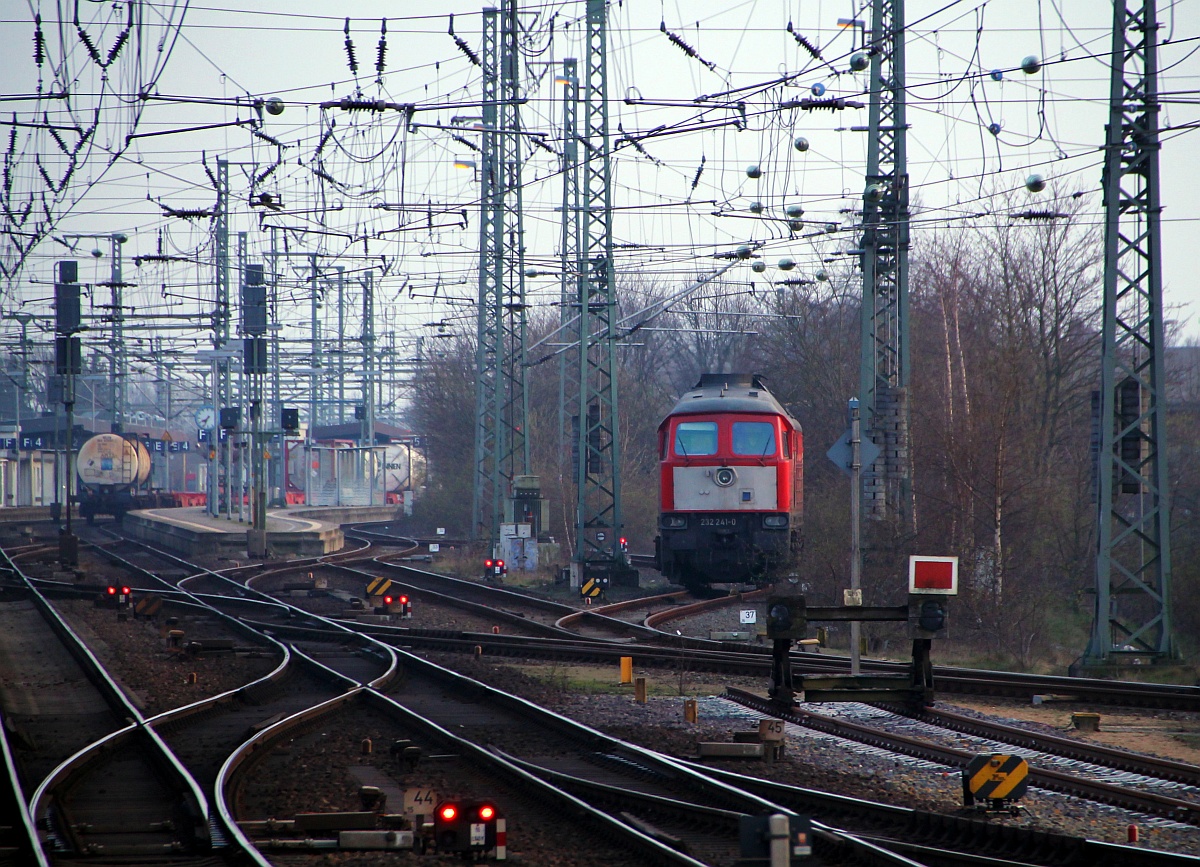 DB 232 241-0 steht einsam im/am Bahnhof von Neumünster(Aufnahme aus dem ausfahrenden SH Express). 31.03.2014