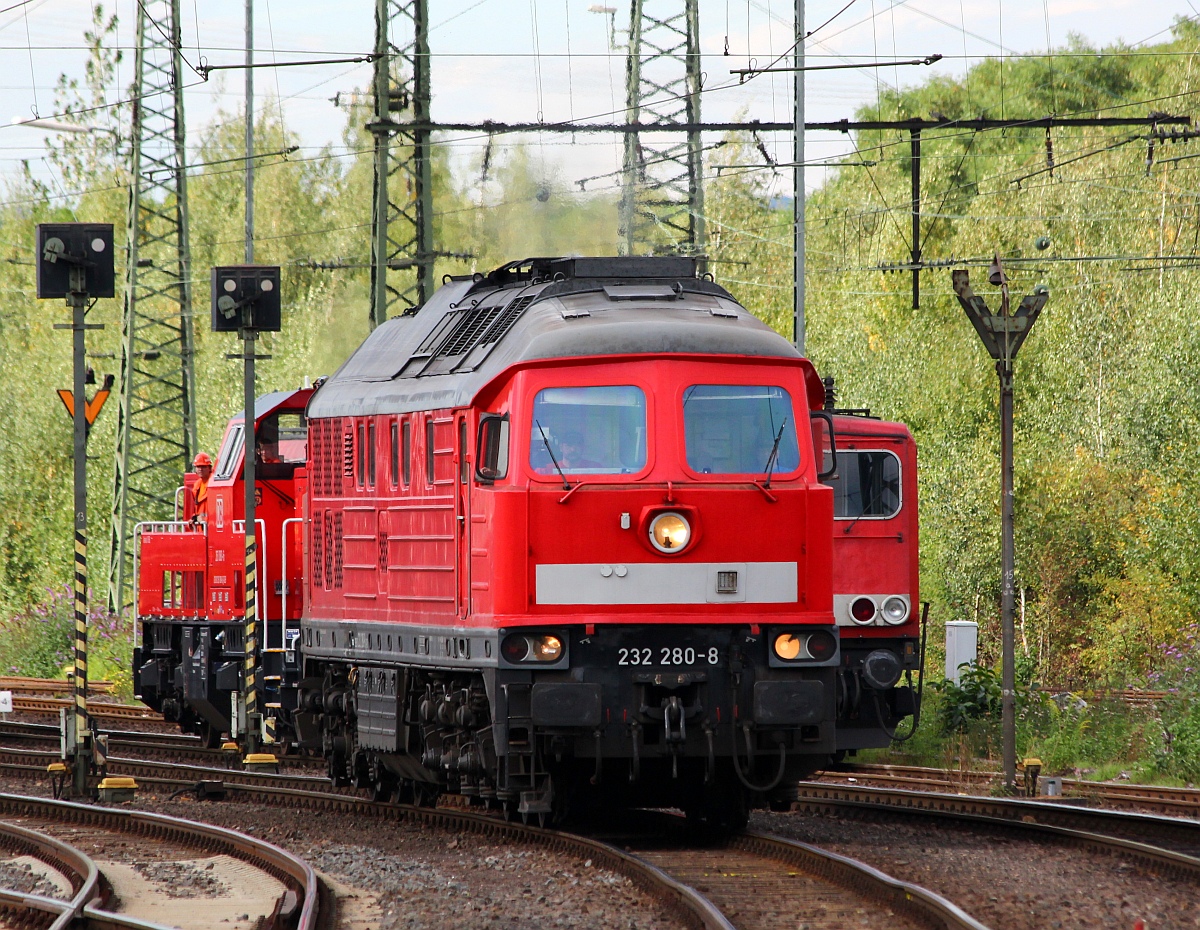 DB 232 280-8(LTS 0459/1975, es DR 132 280-9)präsentiert sich in wenigen Minuten den Zuschauern im Museum Lützel mit einem Showeffekt der sehr laut war(Motor und Lüftergeräusche). 29.09.2012(üaVinG)