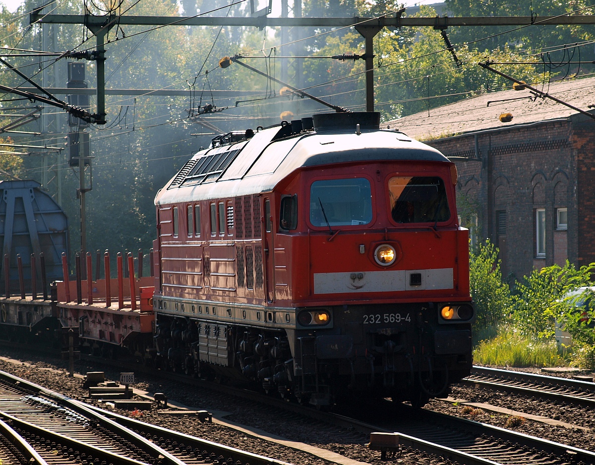 DB 232 569-4 im Gegenlicht aufgenommen bei der Durchfahrt in HH-Harburg. 30.09.2011