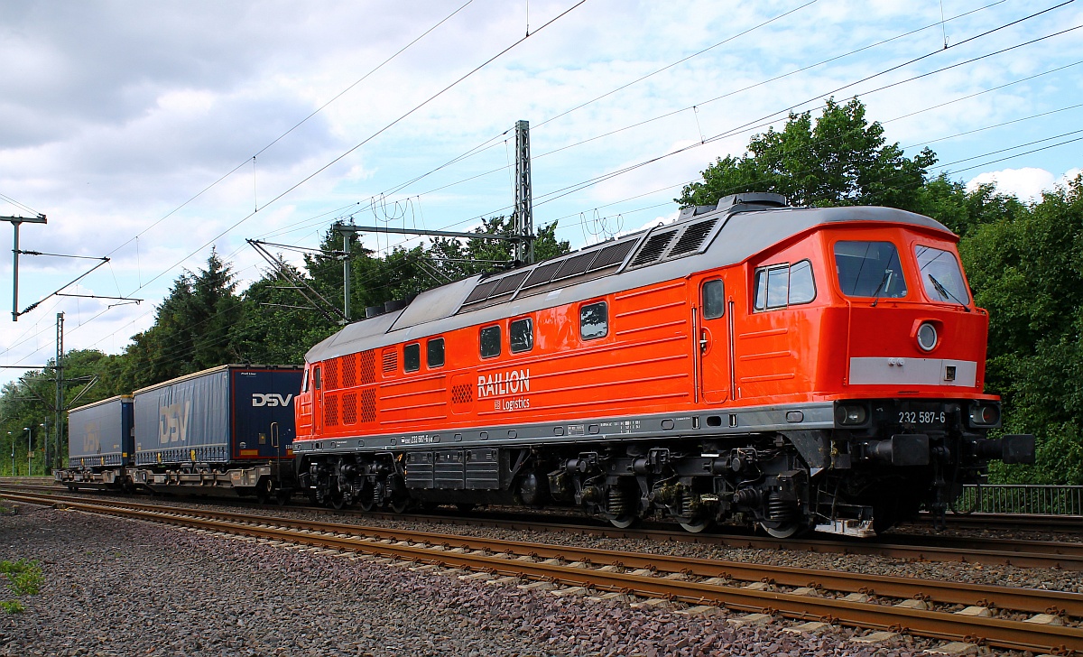 DB 232 587-6 in voller Schönheit mit ihren zwei Wägelchen abgestellt in Schleswig...kaum zu sehen warum sie dort steht...aber wer genau hinsieht erkennt das Dilemma. Schleswig 16.07.2015