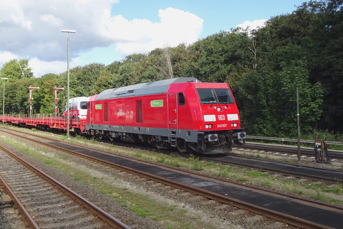 DB 245 027 treft mit der Syltsdhutlle am 20 September 2022 in Niebüll ein.
