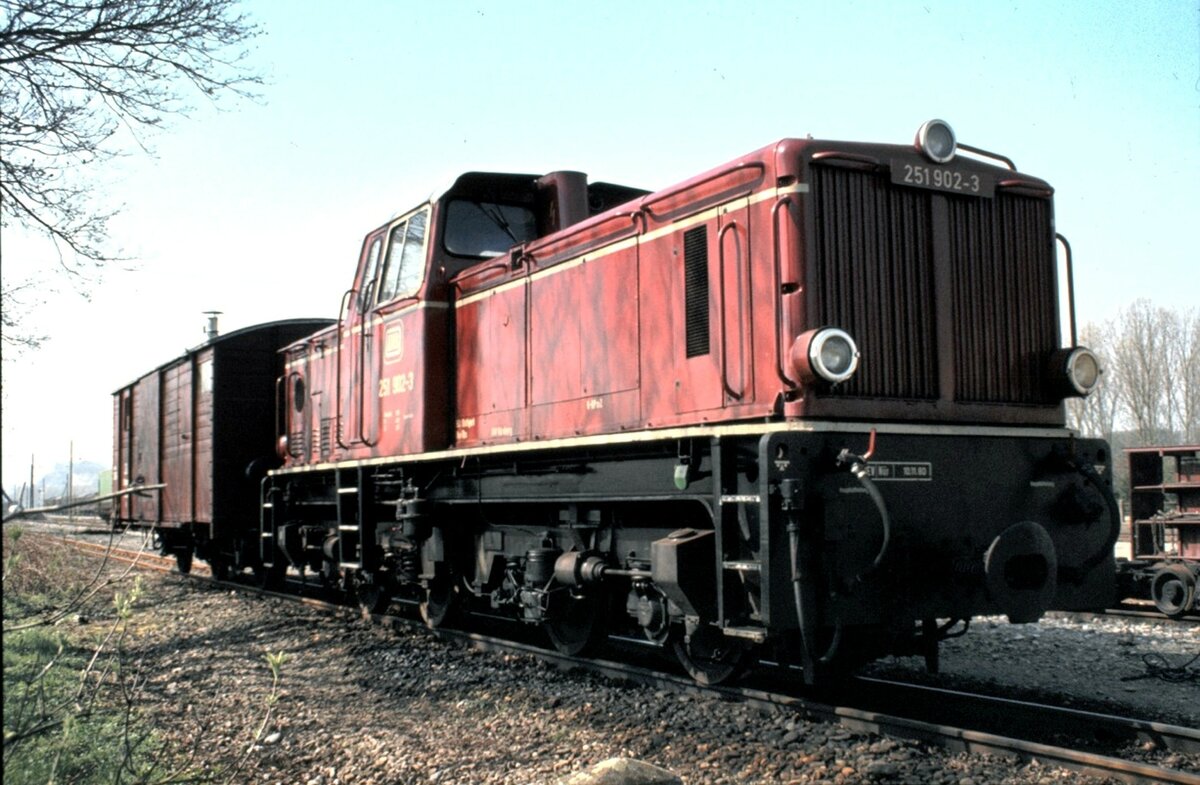 DB 251 902-3 in Warthausen im April 1981, die letzten Tage als DB-Fahrzeug.