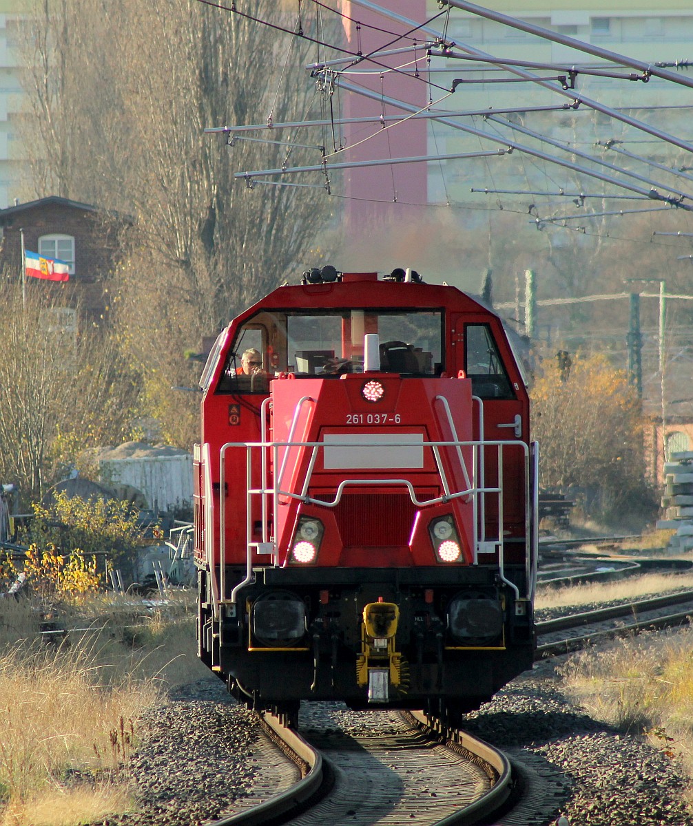 DB 261 037-6 mit neuer HU REV/AM/30.10.18 kommt hier Richtung Hbf Lübeck gedieselt. 28.11.2018