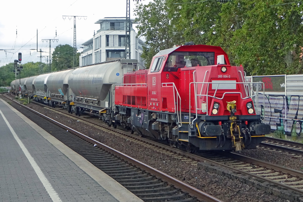DB 265 004 zieht ein Getreidezug durch Köln Süd am 23 September 2019.