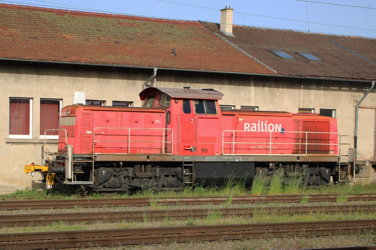 DB 294 710 steht -noch mit RaiLioN Merkmale- am 24 Mai 2026 in Villingen (Schwarzwald).