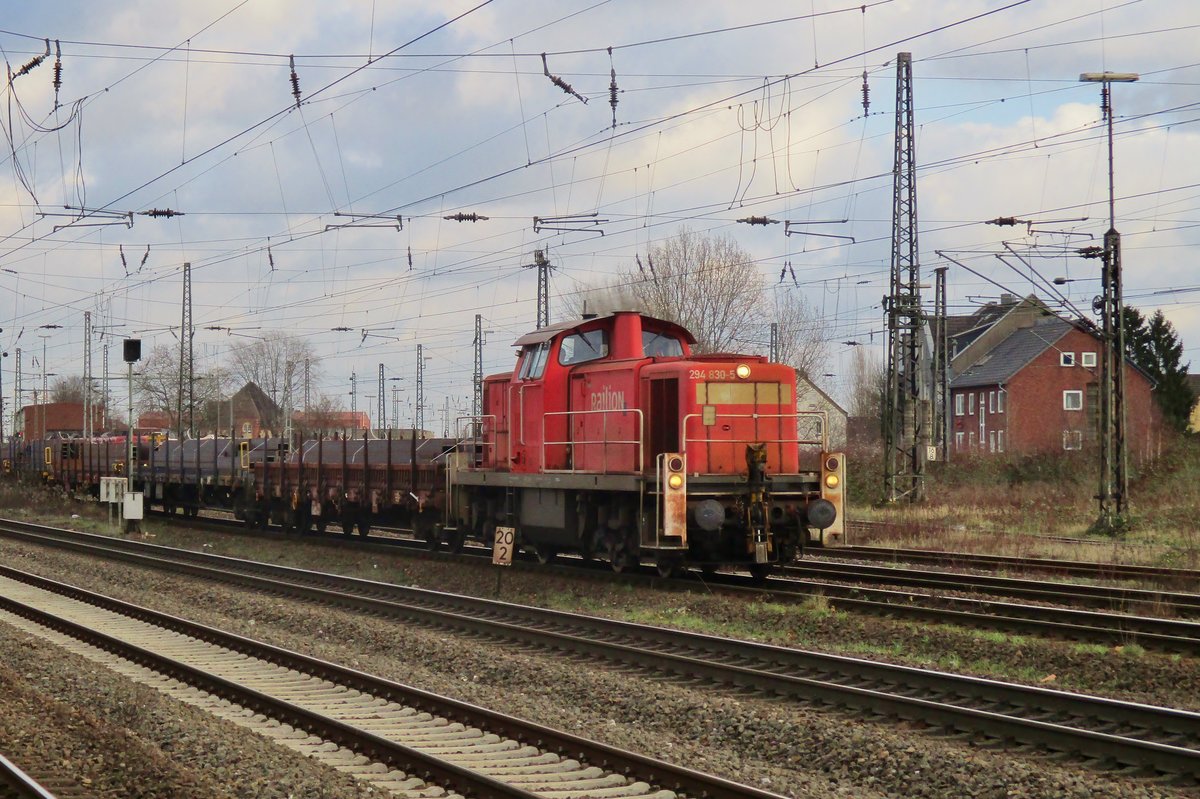 DB 294 830 schleppt ein Stahlzug durch Oberhgausen Osterfeld Südf am 28 Dezember 2017.