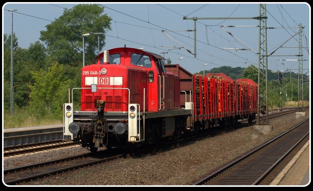 DB 295 048-3 mit der an Samstagen immer fahrenden Übergabe aus Flensburg-Weiche EK 53386 bei der Durchfahrt in Schleswig. 03.07.2010