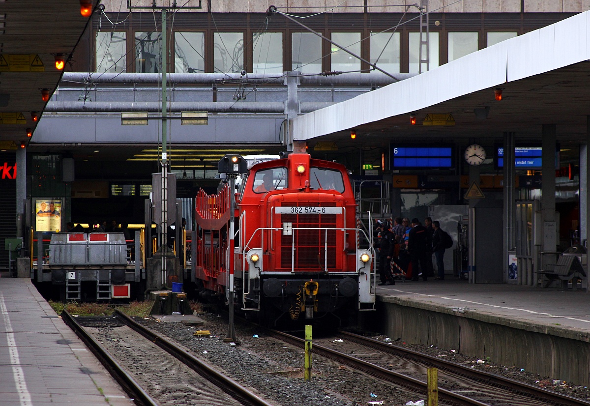 DB 362 574-6(REV/BCS X/23.06.08, Verl/AM9/21.03.16)hat gerade den DDm Autotransportwagen des EN 490 an die Verladung rangiert. HH-Altona 16.06.2015