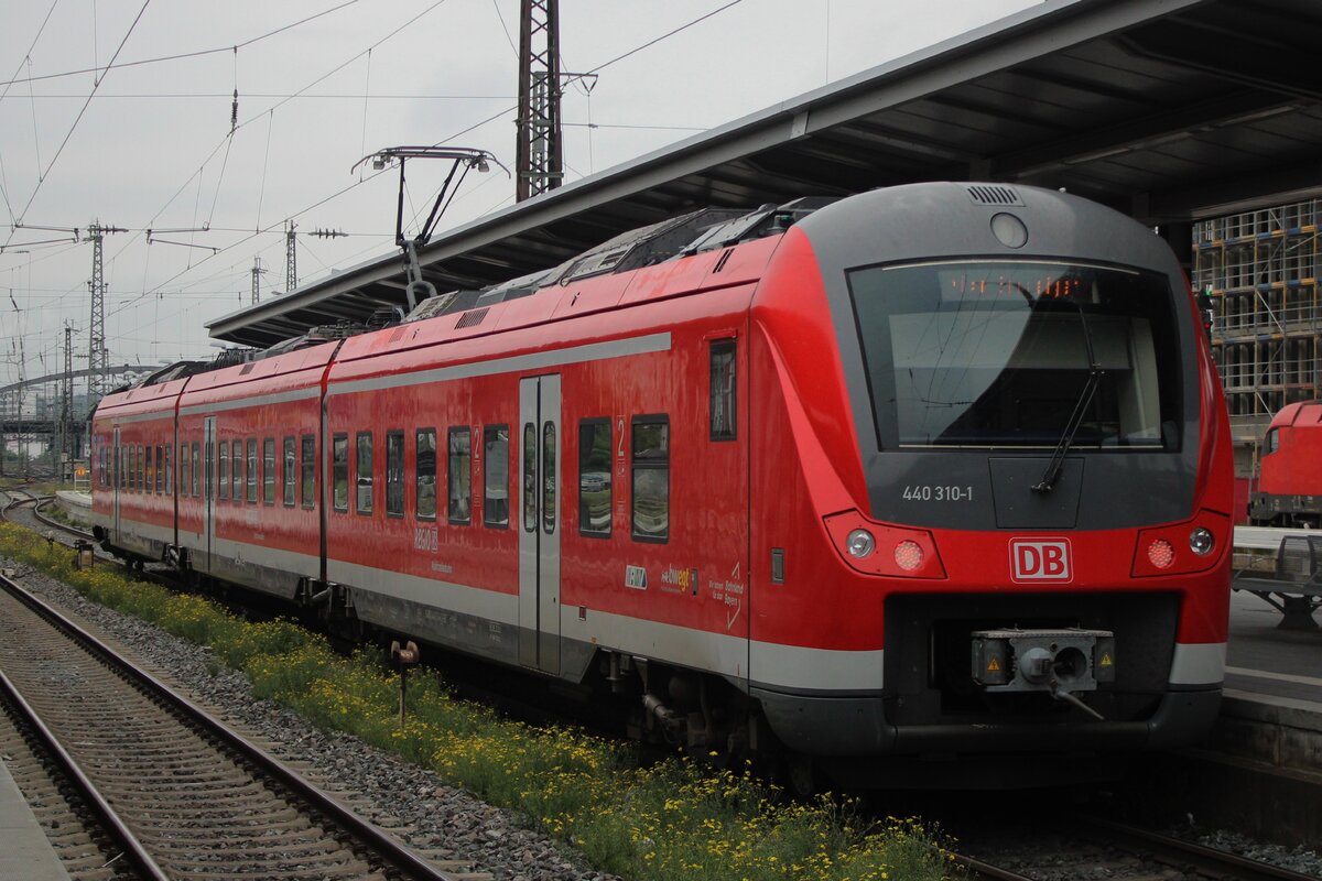 DB 440 310 steht am 30 September 2025 abfahrtbereit in Würzburg Hbf.