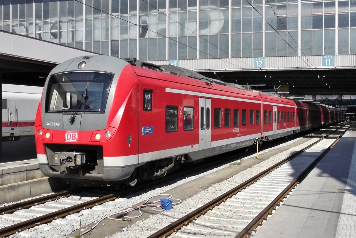 DB 440 533 steht am 4 Juni 2015 in München Hbf.
