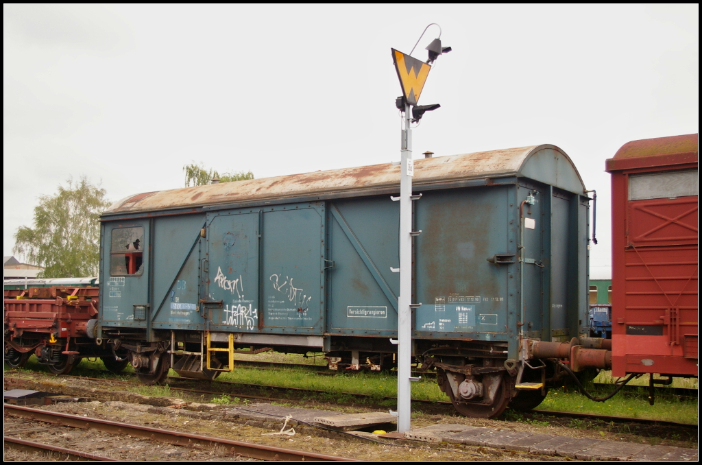 DB 51 006-5 ist ein Werkstattwagen und war bei der BFO N Hmbg-Harburg im Einsatz. Die urspr�ngliche Nummer war DB 40 80 945 5 508 und kam dann angeblich zum Putlitz-Pritzwalker Eisenbahnf�rderverein e.V. und dann zur PEG. Jetzt steht er in Wittenberge auf einen Abstellgleis, wo er bei der Veranstaltung  30 Jahre Traditionswechsel Wittenberge  am 06.05.2017 entdeckt wurde.