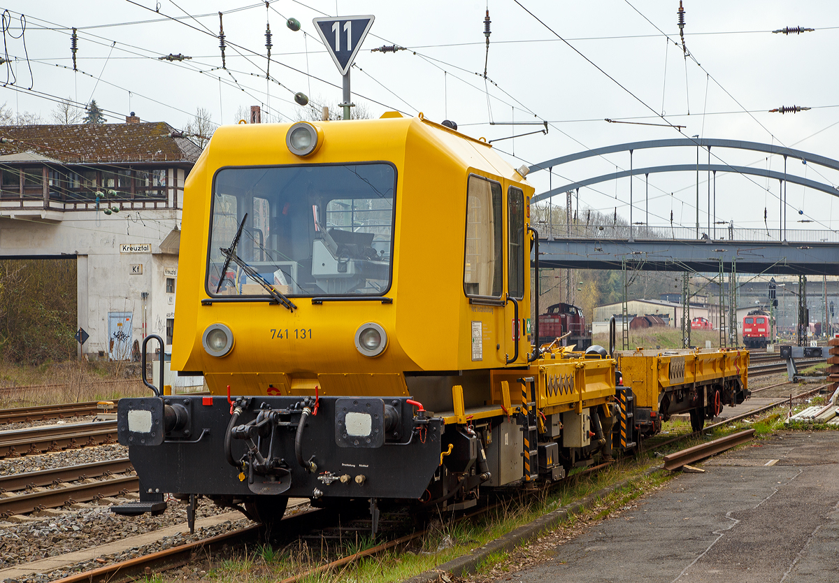 DB 741 131 ein Gleisarbeitsfahrzeug GAF 100 R (Schweres Nebenfahrzeug Nr. 97 17 50 011 18-3) mit Gleiskraftwagenanhnger H27 (Schweres Nebenfahrzeug Nr. 35.1.081) beide von der DB Netz AG, abgestellt am 06.04.2019 in Kreuztal.

Das GAF 100 R wurde 1996 von GBM (Gleisbaumechanik Brandenburg/H. GmbH) unter der Fabriknummer  52.1.124 gebaut, es hat die EBA Nummer EBA 96 P01 N023

Das Gleisarbeitsfahrzeuge  GAF 100 R ist ein Nebenfahrzeug das von der Firma GBM Gleisbaumechanik Brandenburg/H. GmbH gebaut wurde. Mit ihm knnen Personen (zur Mitfahrt sind 6 Personen zugelassen), Material und Ausrstungen befrdert werden knnen.  Zudem hat es einen Palfinger PK 9001 Kran.

Der Antrieb des zweiachsigen Fahrzeuges erfolgt von einem 6 Zylinder, wassergekhlten MAM D 0826 LOH 07 Dieselmotor mit 169 kW (230 PS) Leistung ber Lastschaltwendegetriebe auf die Radsatzgetriebe.


Technische Daten GAF:
Achsfolge: B
Lnge ber Puffer: 9.100 mm
Achsabstand: 4.800 mm
Treibraddurchmesser: 750 mm (neu)
Hchstgeschwindigkeit: 100 km/h
Eigengewicht: 16 t
Zul. Anhngelast: 40 t / (80 t mit Regelzugeinrichtung Hg 60 km/h)
Nutzlast : 5,0 t
Zur Mitfahrt zugel. Personen: 6
Der Antrieb des zweiachsigen Fahrzeuges erfolgt von einem 6 Zylinder, wassergekhlten MAN D 0826 LOH 07 Dieselmotor mit 169 kW (230 PS) Leistung ber Lastschaltwendegetriebe auf die Radsatzgetriebe.

Technische Daten Gleiskraftwagenanhnger: 
Achsanzahl: 2
Achsabstand: 6.000 mm
Lnge ber Puffer: 9.750 mm
Hchstgeschwindigkeit: 100 km/h (vorgestellt 80 km/h)
Eigengewicht: 9 t
Zul. Anhngelast: 40 t
Nutzlast : 25,0 t
