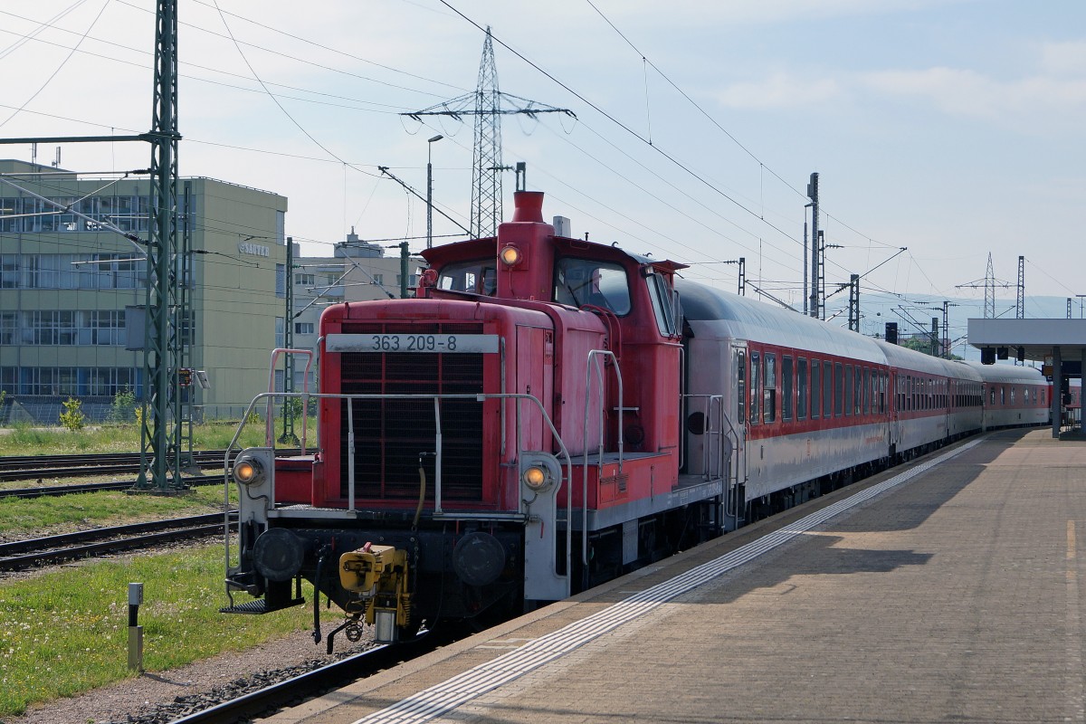 DB: Am 12. Juni 2015 brachte die 120 154-0 den Autozug von Hamburg nach Lörrach. In Basel Badischer Bahnhof wurden die Wagen samt der 120 154-0 mit der 363 209-8 auf ein Abstellgeleise rangiert.
Foto: Walter Ruetsch