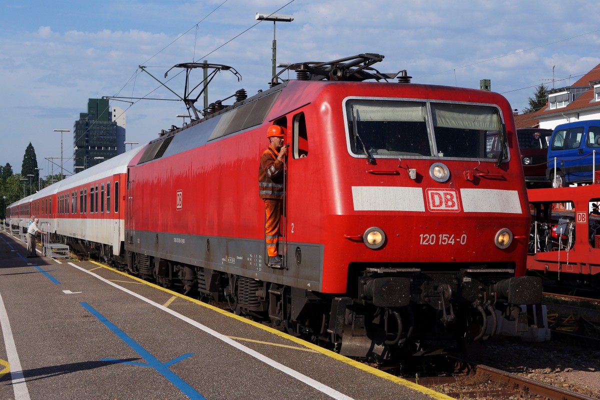 DB: Am 12. Juni 2015 brachte die 120 154-0 den Autozug von Hamburg nach Lörrach. Kaum stehen die Autowagen an der Verladerampe, verlassen die Personenwagen mit der BR 120 den Güterbahnhof Lörrach.
Foto: Walter Ruetsch 