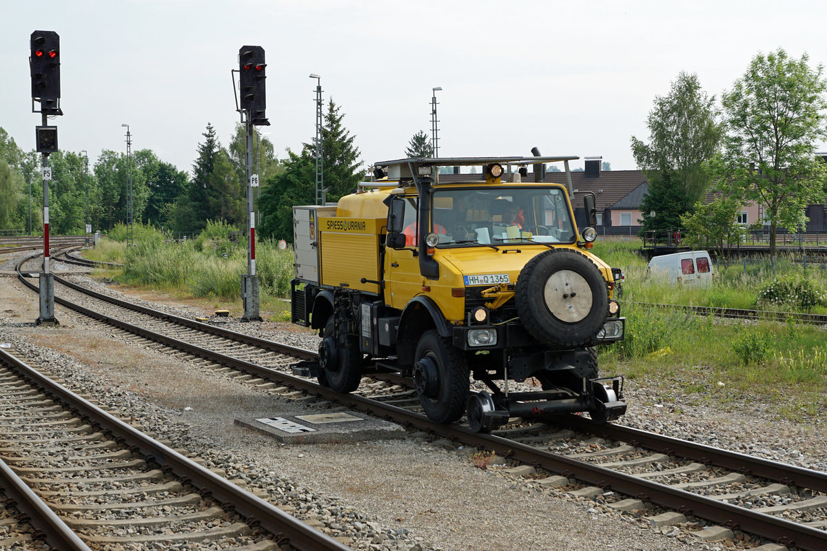 DB: Am 2. Juni 2017 konnten in Kempten innert kurzer Zeit gleich drei verschiedene Fahrzeuge des Bahndienstes auf der Fahrt fotografiert werden.
Foto: Walter Ruetsch