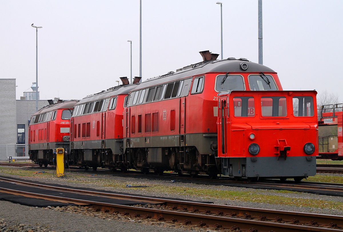 DB AutoZug BW Niebüll die kleine Akku-Lok wird gleich mit 218 307 und 322 etwas rangieren während die 218 311(ganz hinten)stehen bleibt. Niebüll 02.04.2014