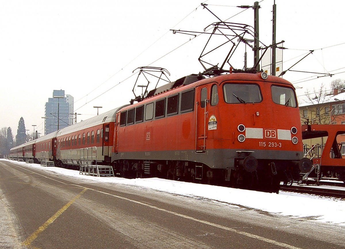 DB-Autozug: Die 115 293-2 wartete am 6. Dezember 2007 mit einem Autozug beim Gterbahnhof Lrrach auf den nchsten Einsatz.
Foto: Walter Ruetsch