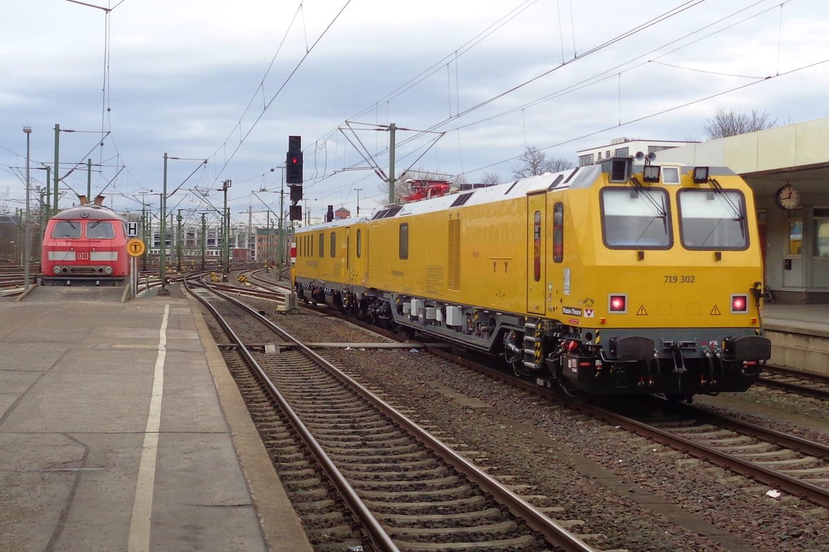 DB Bahnbau 719 302 steht am 4 April 2018 in Hannover Hbf. 