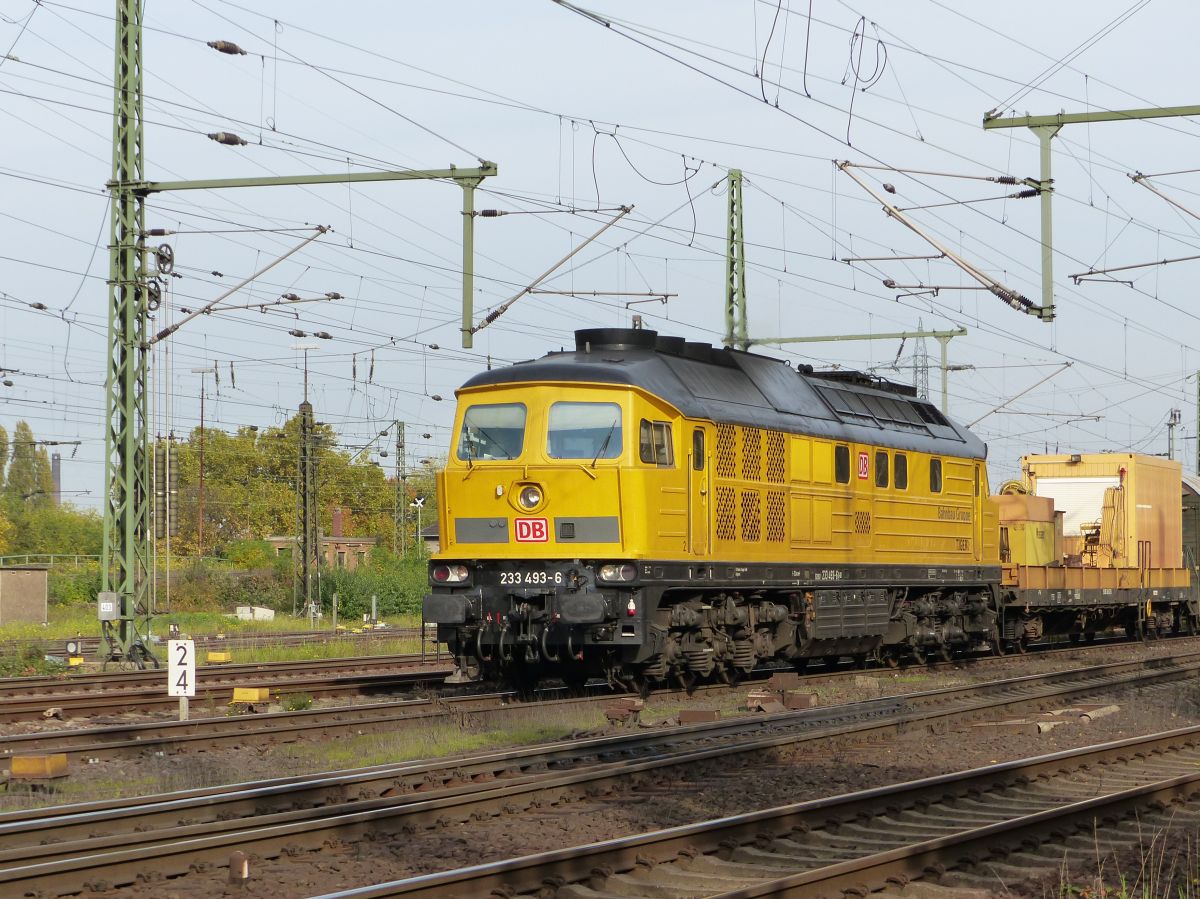 DB Bahnbau Gruppe Diesellok 232 493-6 Gterbahnhof Oberhausen West 30-10-2015.

DB Bahnbau Gruppe dieselloc 232 493-6 goederenstation Oberhausen West 30-10-2015.